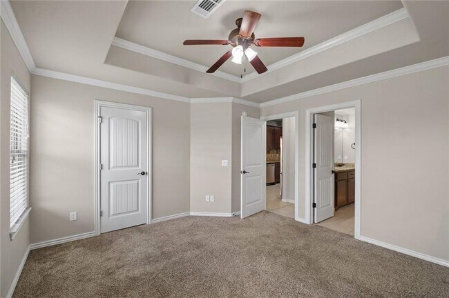 Building Photo - 904 SW Caprington St