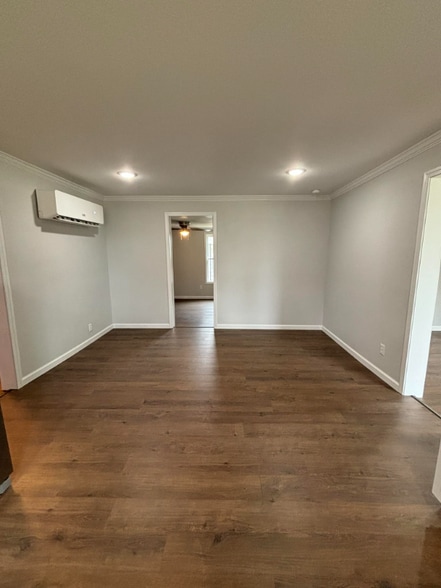 Building Photo - 718 S Pine St