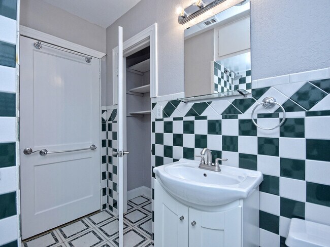 Building Photo - Charming 2 bed/1 bath home in the East side