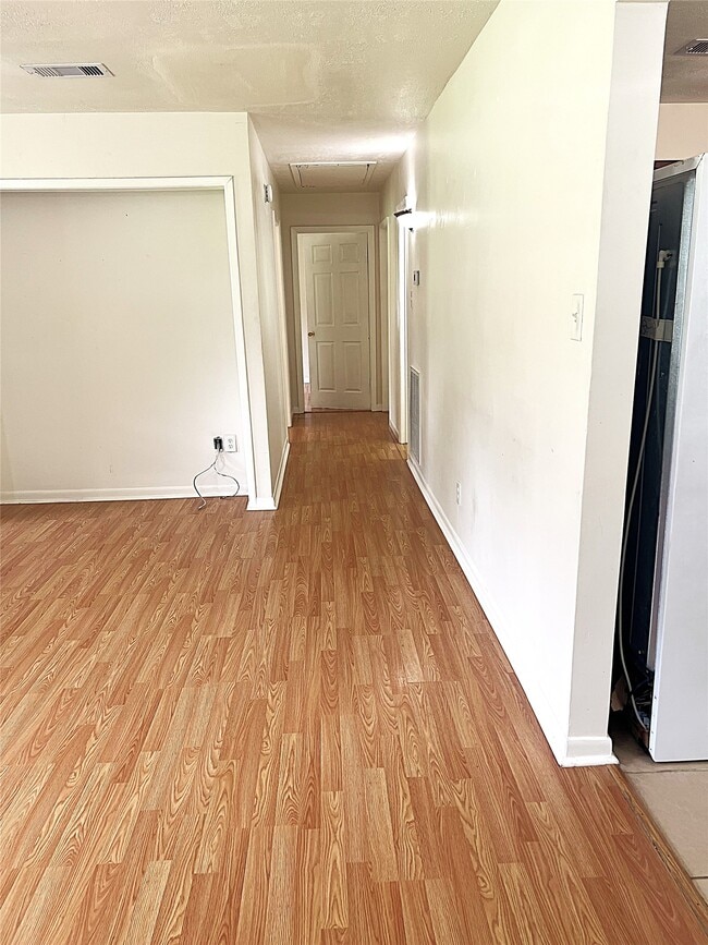 Building Photo - 560 Beverly Dr