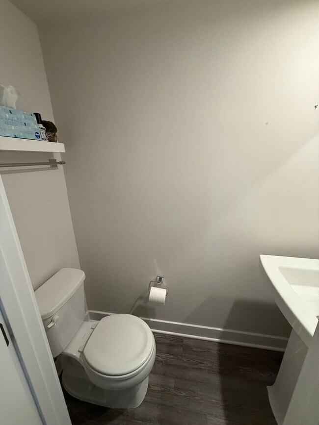 Building Photo - 3 Bedroom Townhouse - City Living with a G...