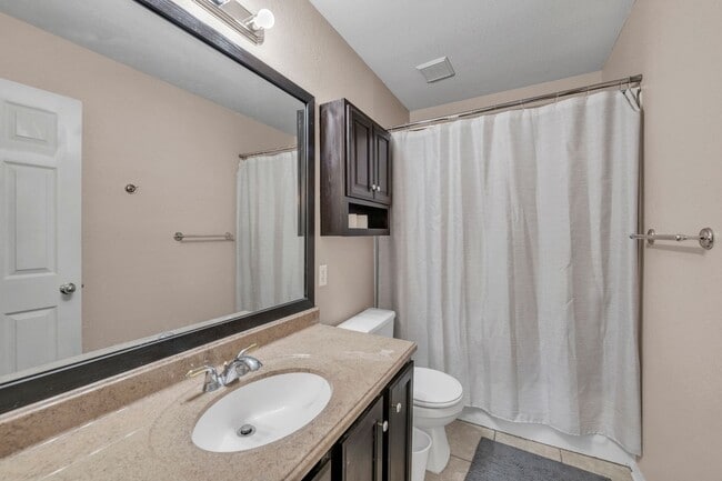 Building Photo - Spacious home on Montrose