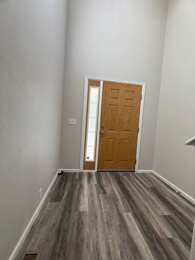 Building Photo - Stylish Comfort and Modern Living in the H...