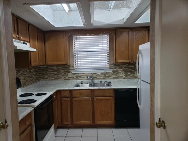 Building Photo - 302 Fairway Cir