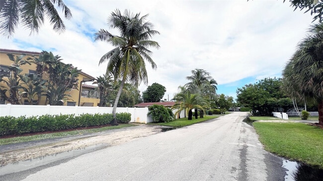 Building Photo - 1301 NE 15th St