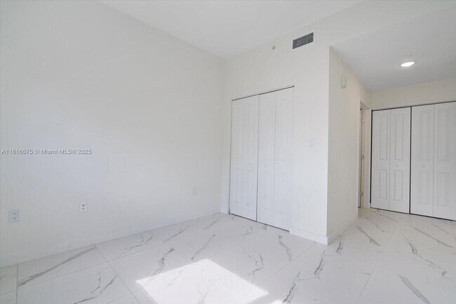 Building Photo - 420 SW 7th Ave