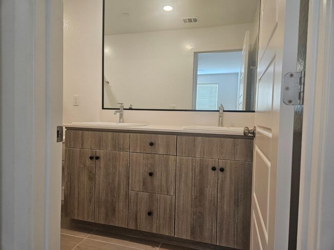 Building Photo - 572 N Adler Ave