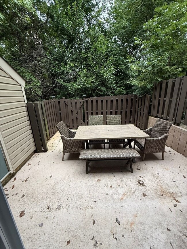 Building Photo - Charming 3BR Townhome in Greensboro