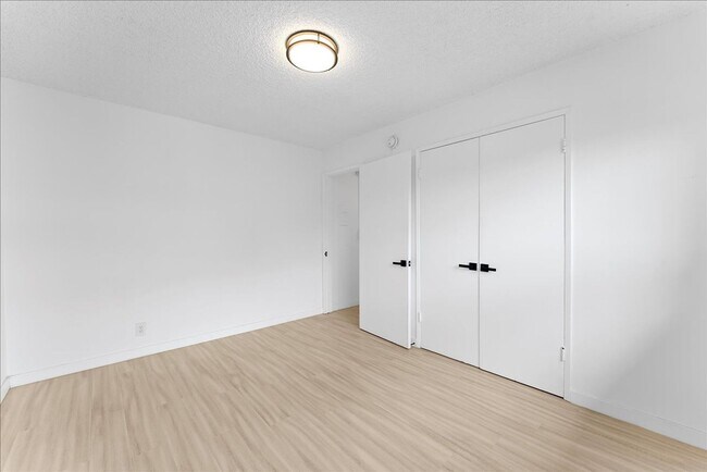 Building Photo - 376 N Ave 57