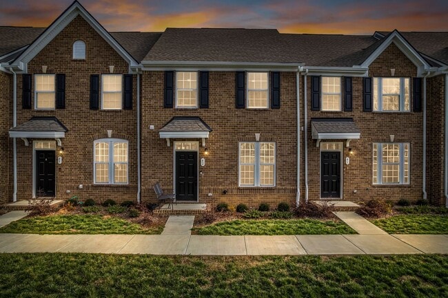 Building Photo - 3 BED 2.5 BATH TOWNHOME WALKING DISTANCE TO LEBANON SQUARE!