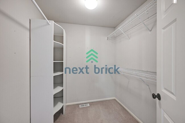 Building Photo - Quiet and Spacious 5-Bedroom Haven w/ 2.5 Baths – 2420 Sq Ft of Comfort Awaits!