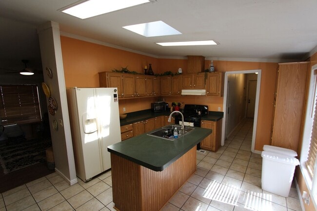 Building Photo - 5-Bedroom Home located in Railroad Springs