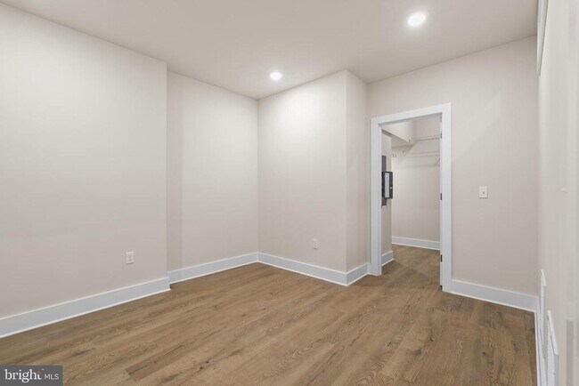 Building Photo - 30 W Broad St