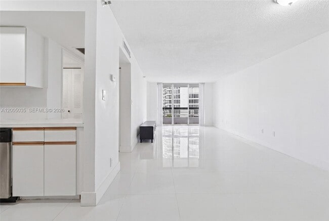 Building Photo - 19195 Mystic Pointe Dr