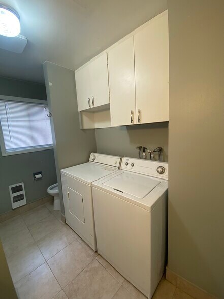 Building Photo - 749 NE 20th Pl