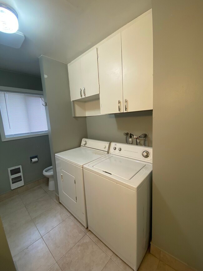 Building Photo - 749 NE 20th Pl