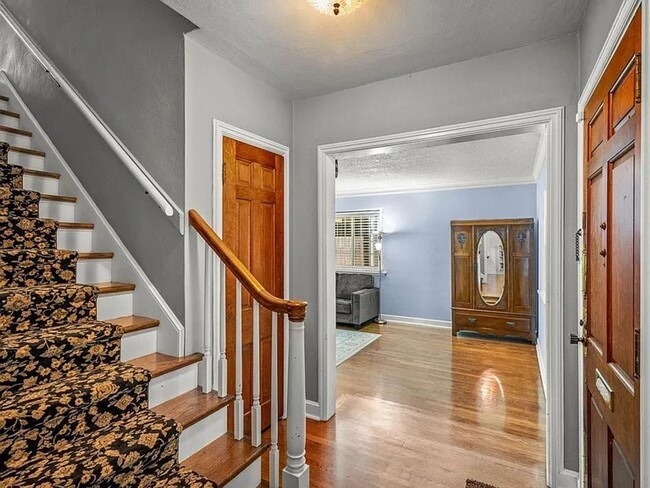 Building Photo - Incredible, executive, fully furnished, im...