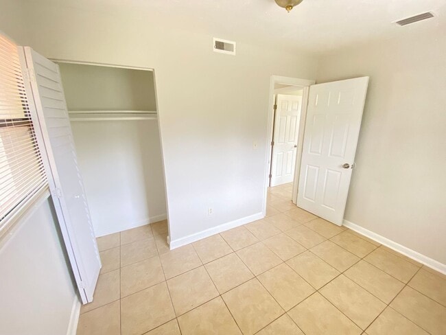 Building Photo - 601 Encino Way