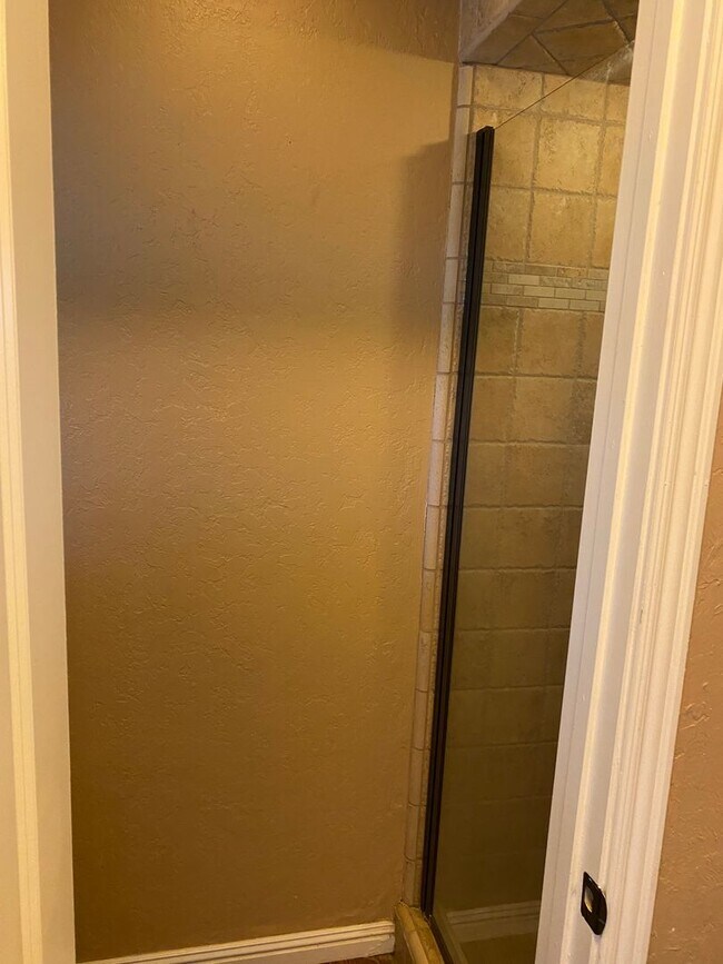 Building Photo - Country living and space!