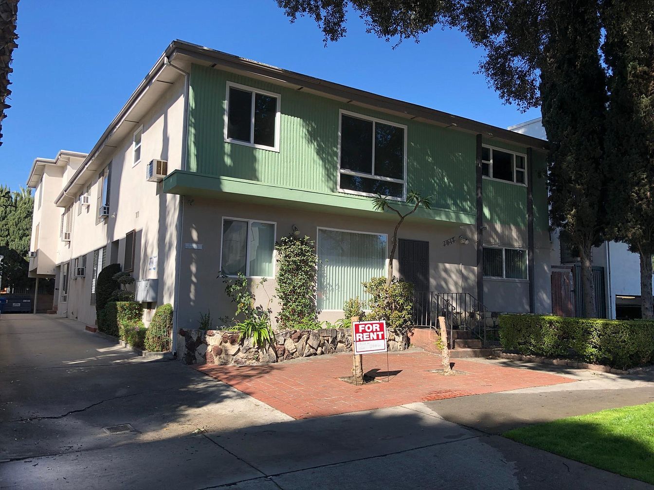 Building Photo - 1017 N Laurel Ave