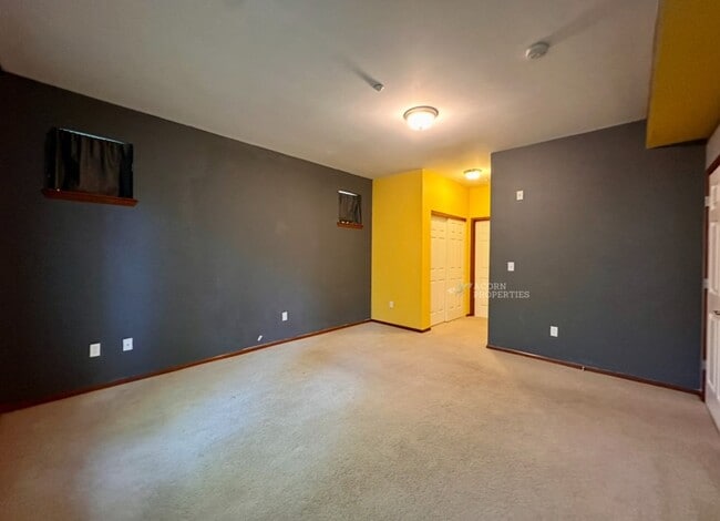 Building Photo - 1850 SW Scenic Heights St