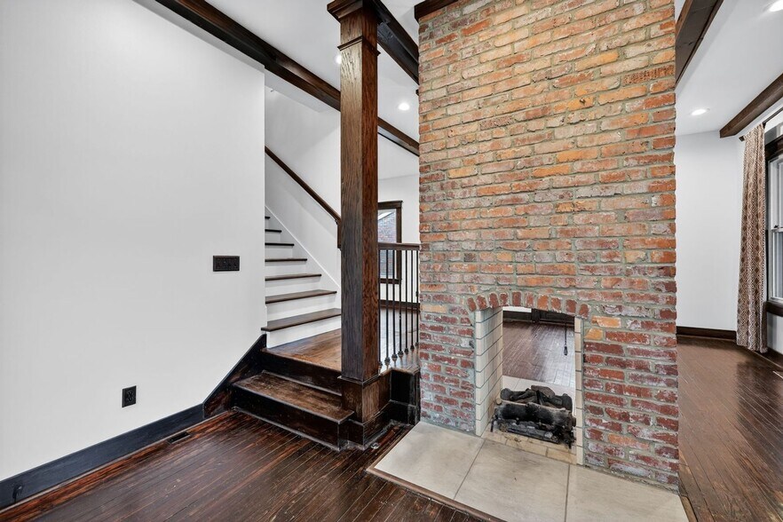 Building Photo - 937 Mansfield St