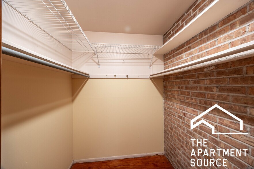 Building Photo - 715 W Diversey Pky