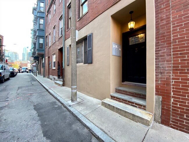 Building Photo - 3 Garden Ct St
