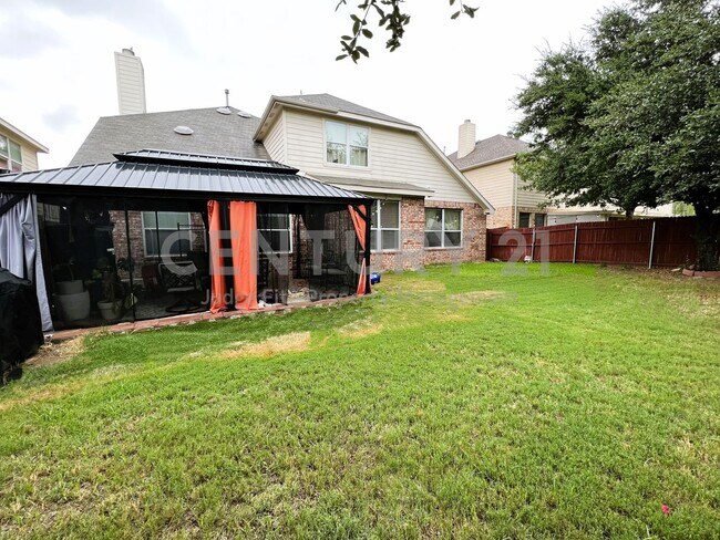 Building Photo - Fantastic 2-Story 5/3/2 in Fort Worth For ...