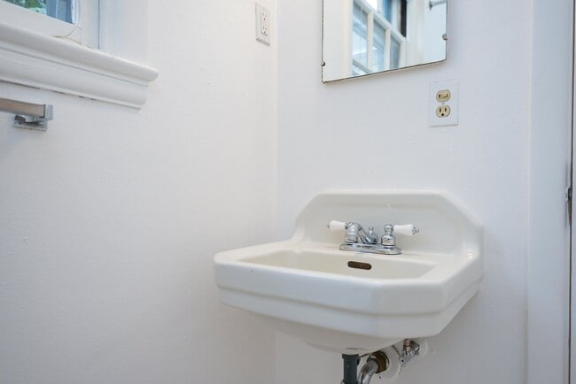 Building Photo - 5600 NE Sandycrest Terrace