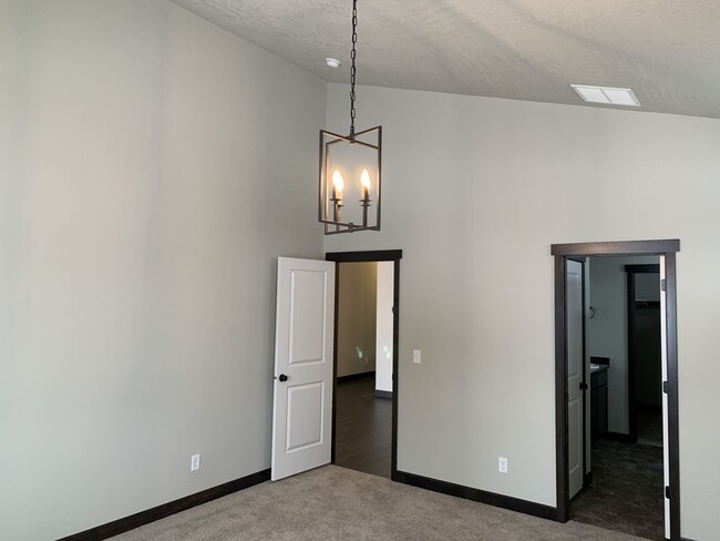 Building Photo - Newer Post Falls Home!!