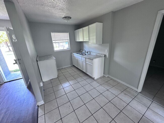 Building Photo - ** TWO WEEKS FREE** Roomy Home with Privac...