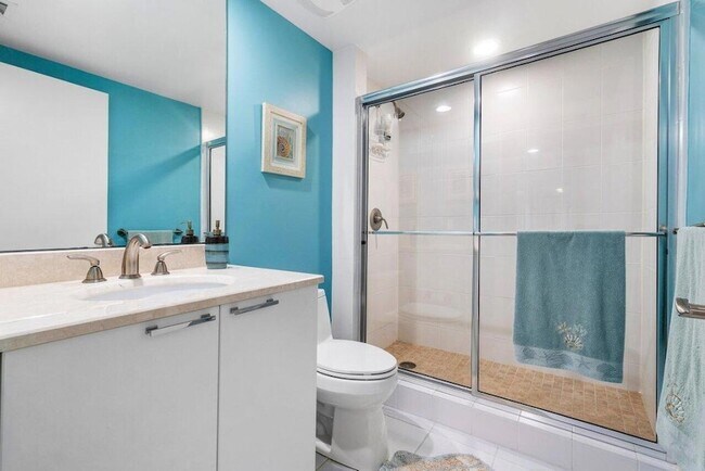 Building Photo - 2640 Lake Shore Dr