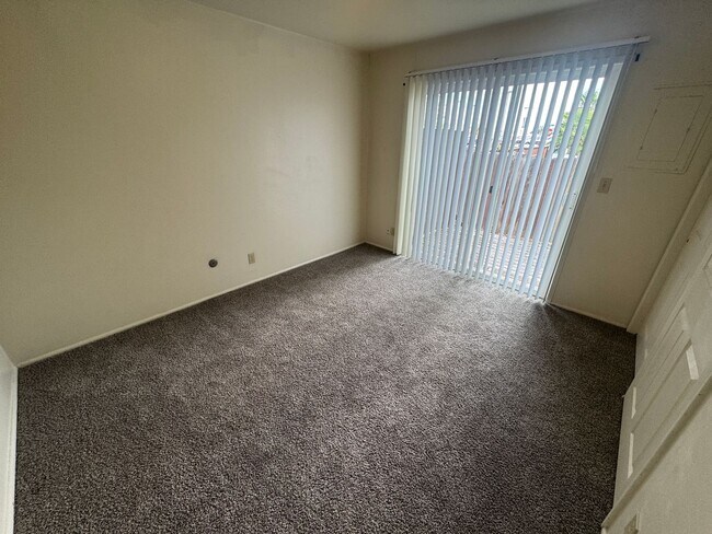 Building Photo - (964 - 01) 2 bedroom/1 Bath