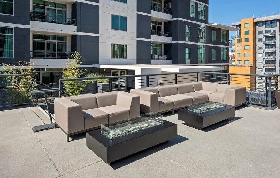 Building Photo - 425 W Beech St