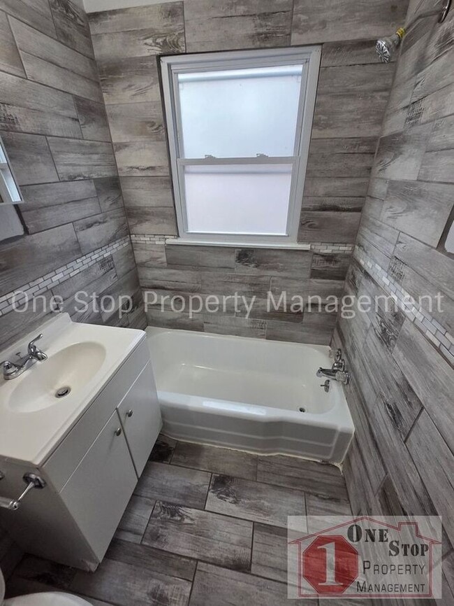 Building Photo - Beautiful 2 Bedroom 1 Bathroom in Kansas City!