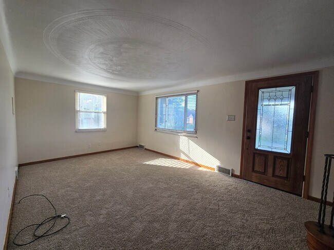 Building Photo - 305 Longview Dr
