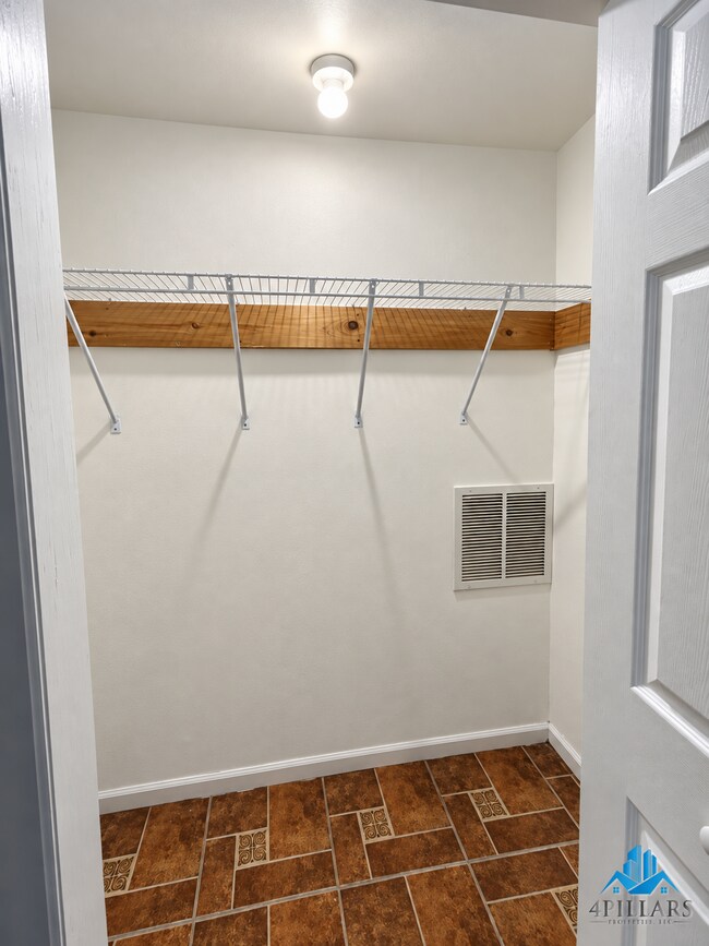 Building Photo - 5647 Sohl Ave