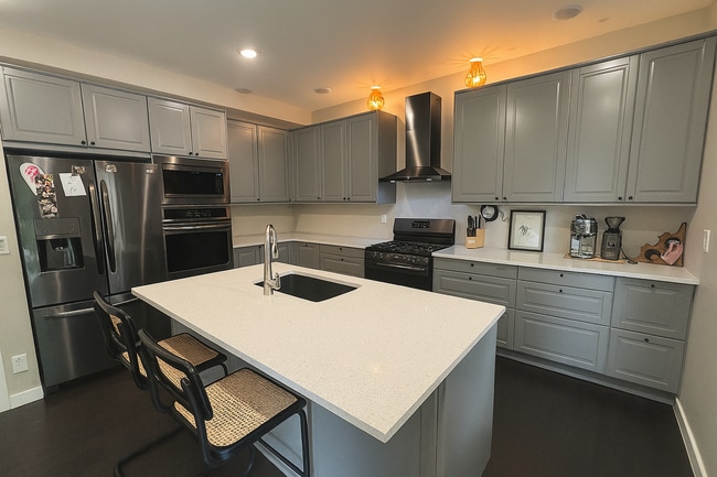 Building Photo - Rare Minnehaha Parkway rental under 5k! Be...