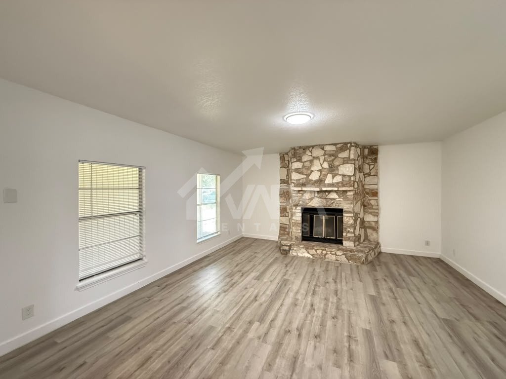 Building Photo - 2706 Lake Briar