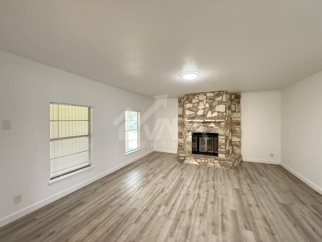 Building Photo - 2706 Lake Briar