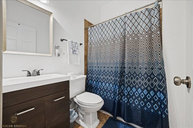 Building Photo - 352 N Avers Ave