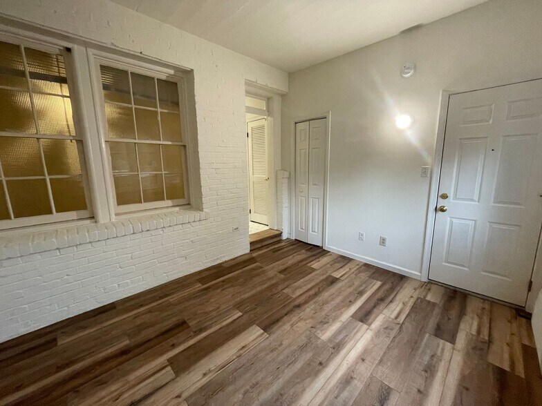 Building Photo - 4025 Davis Pl NW