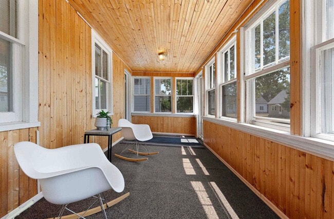 Building Photo - 532 W 5th Ave