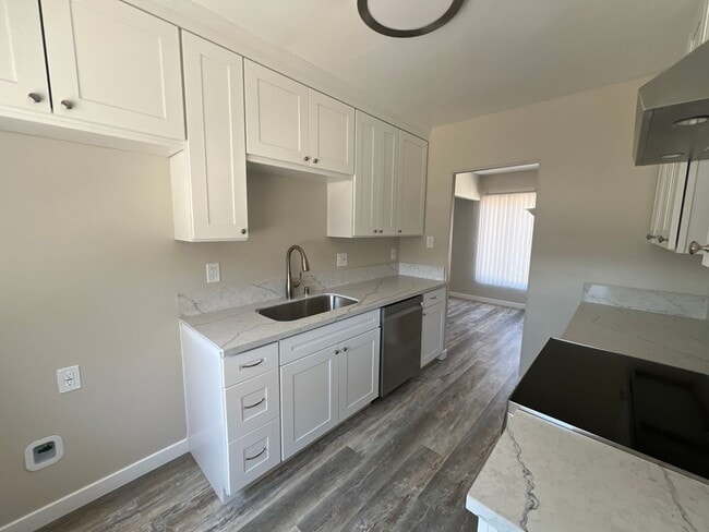 Building Photo - 2 Bedroom, 2 Bathroom Home