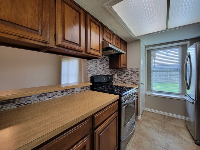 Building Photo - BEAUTIFUL 3 BEDROOM 2 BATH UPDATED HOME WITH TILE THROUGHOUT. GRANITE COUNTERTOPS WITH TILE FLOOR...