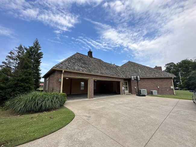Building Photo - 5300 Oak Meadow Dr
