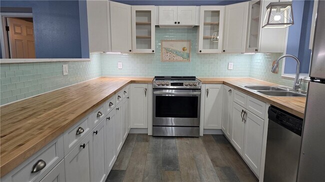 Building Photo - 426 Tulip Dr