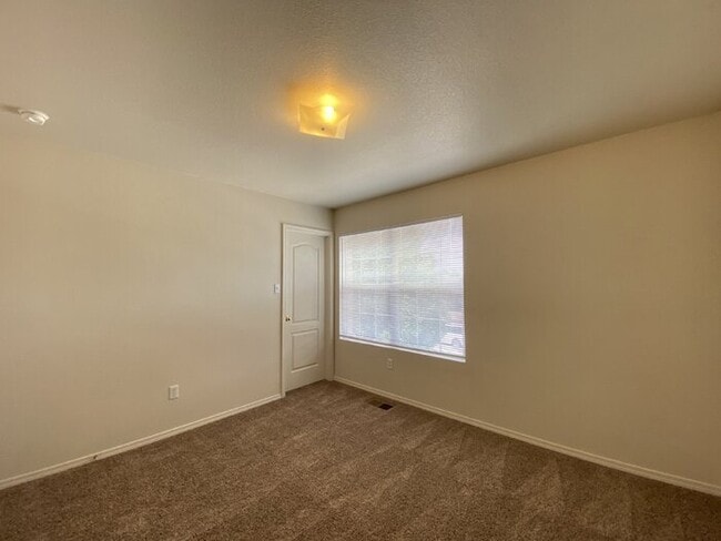 Building Photo - Northern Meadows - 3BR 2 Story - LOFT