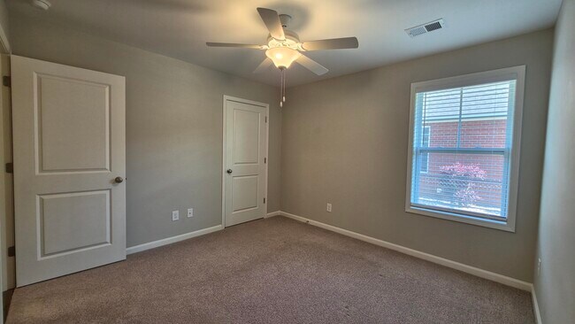 Building Photo - 588 Brushwood Dr